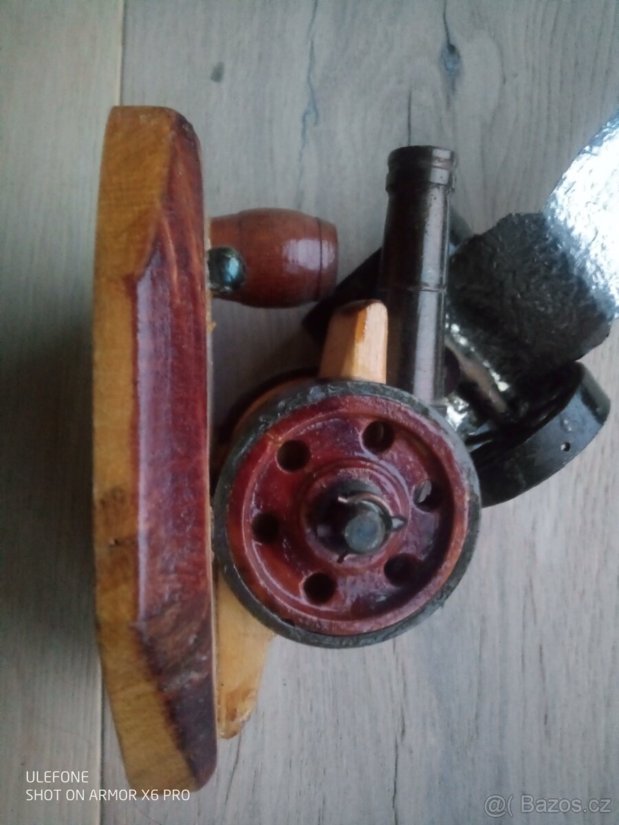 Dělá modely - 2