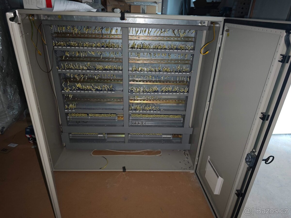 nevyužitý velký plechový rozvaděč - 2