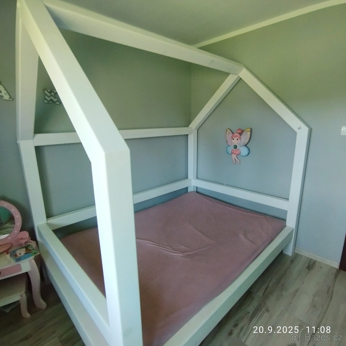 Masivní domečkova postel - 2