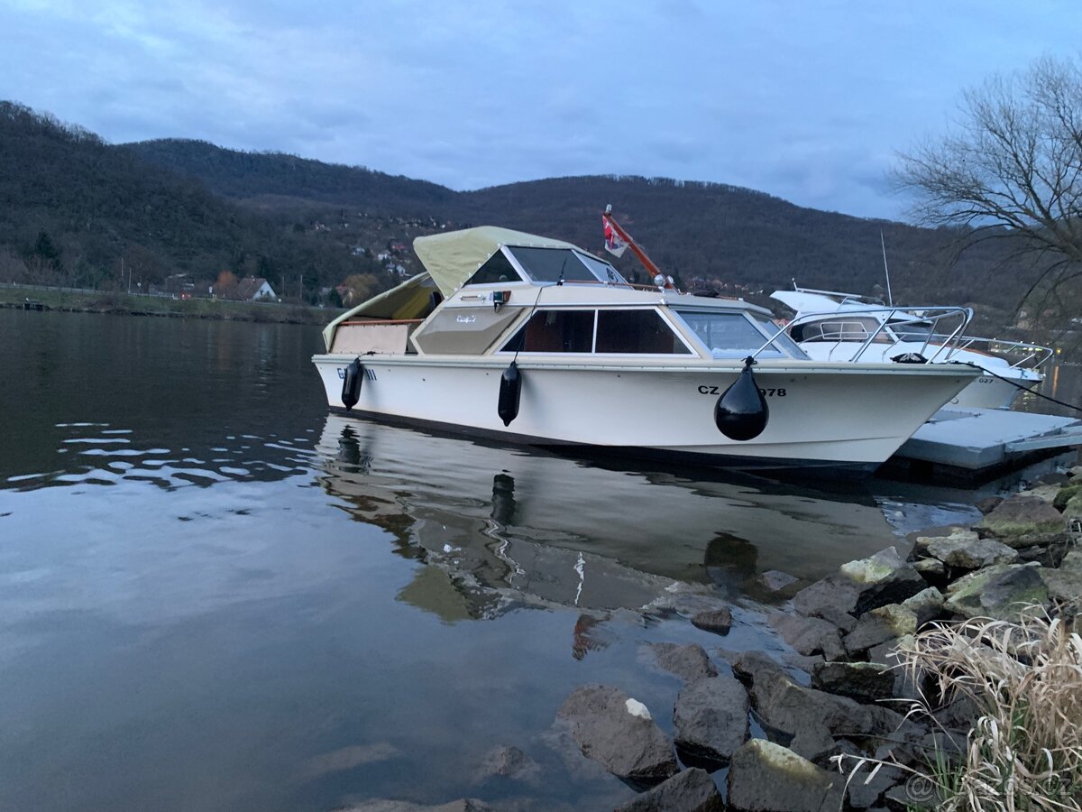 Motorova kajutova lod Windy24 - pěkný stav - 2