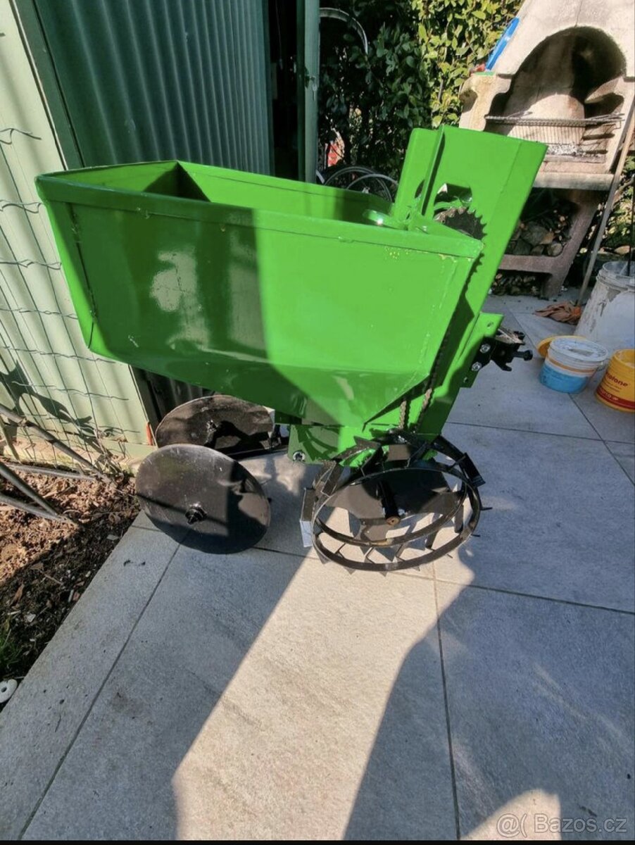 Sázecí stroj na brambory pro malotraktor KSN-34 - 2