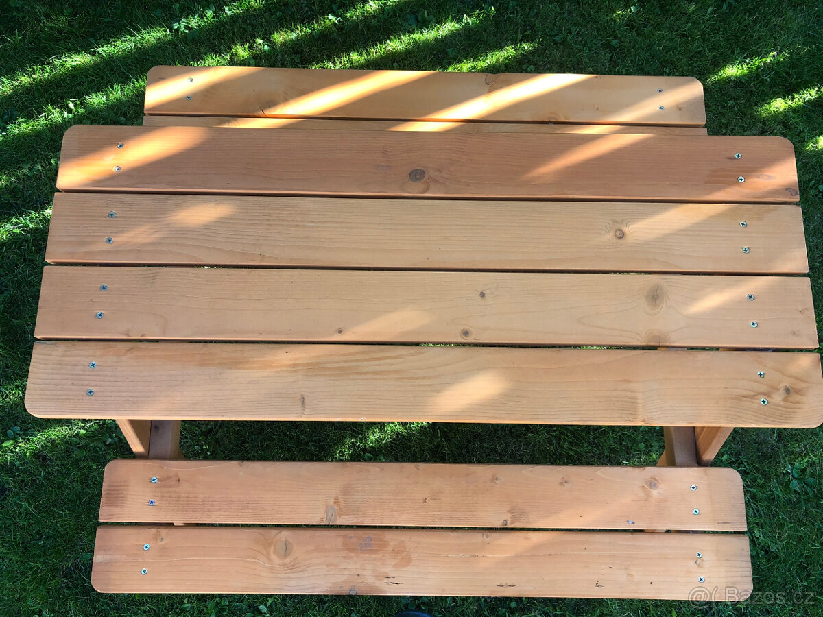 Dětský dřevěný zahradní stůl s lavičkami - 2