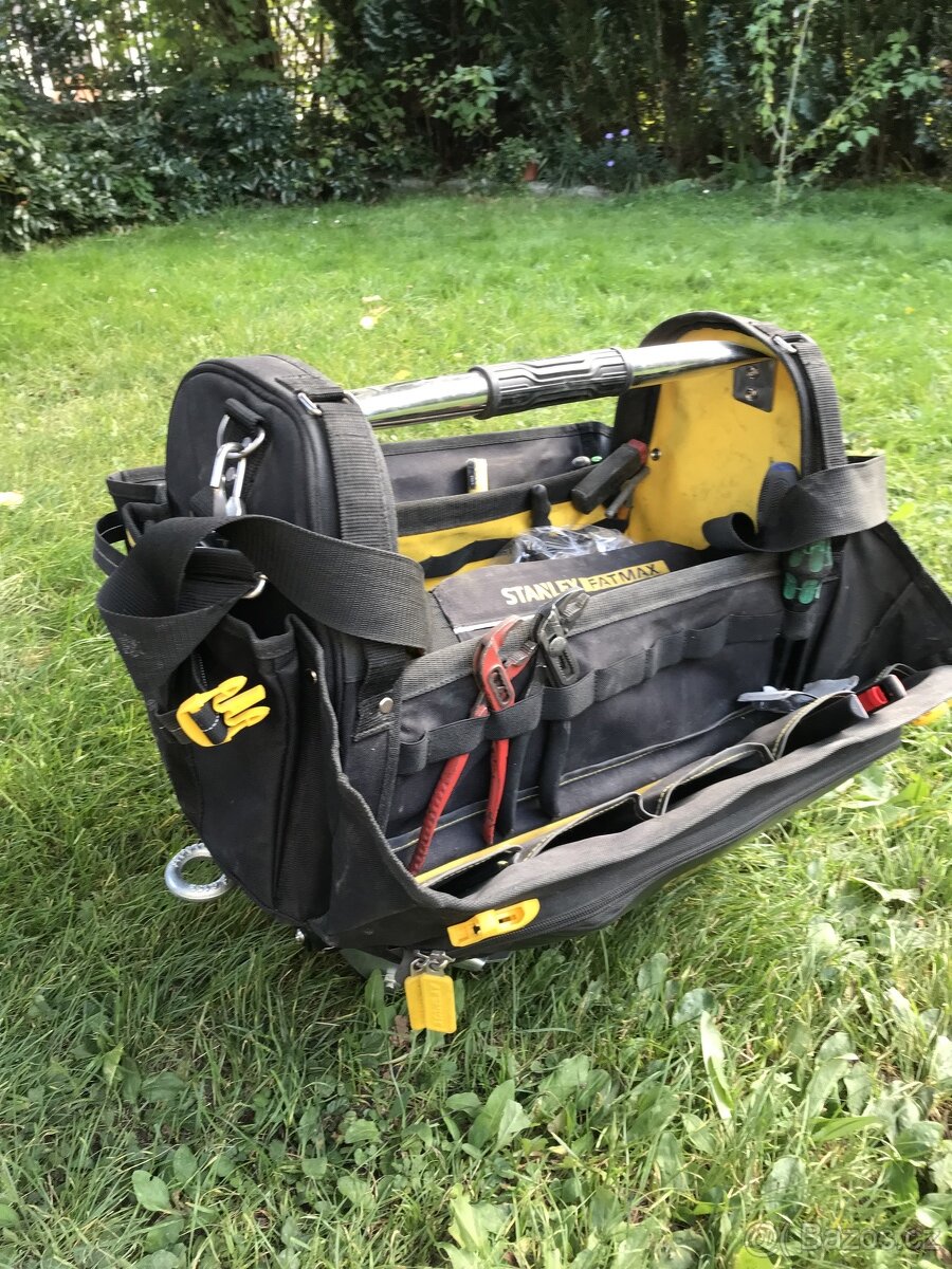 Stanley brašna na nářadí s přidanými kolečky - 2