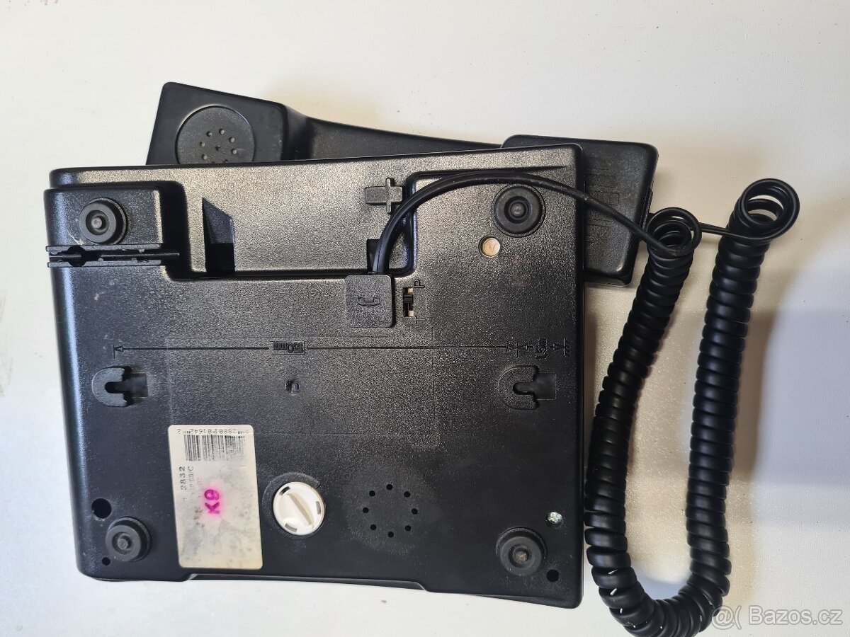 Starý tlačítkový telefon - 2
