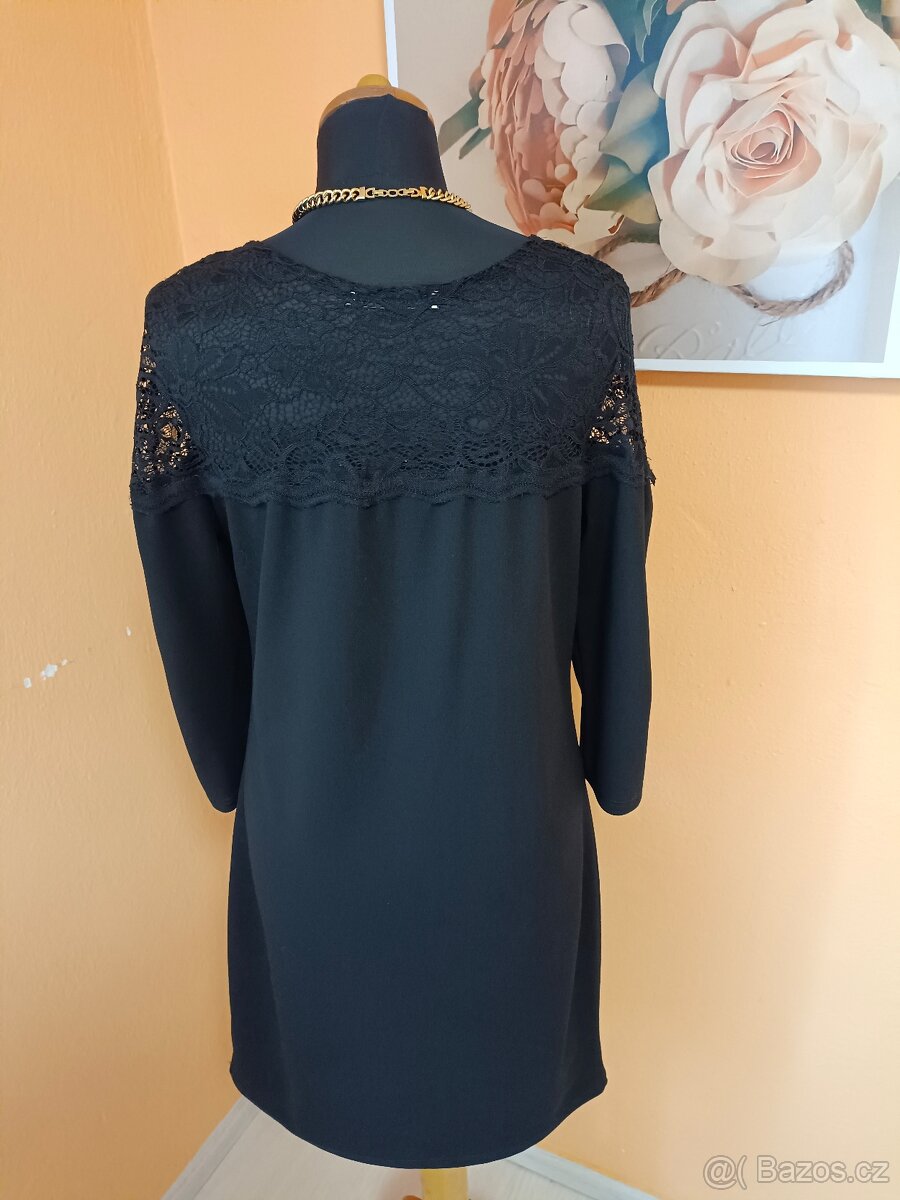 Elastické šaty s krajkovou vsadkou. - 2