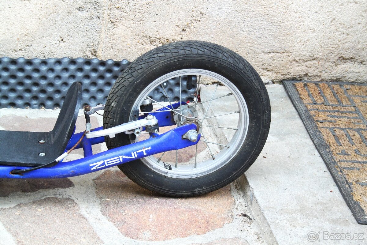 Starší koloběžka. - 2