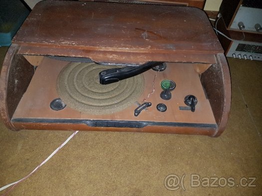 staré radia,gramofony a psací stroj - 2