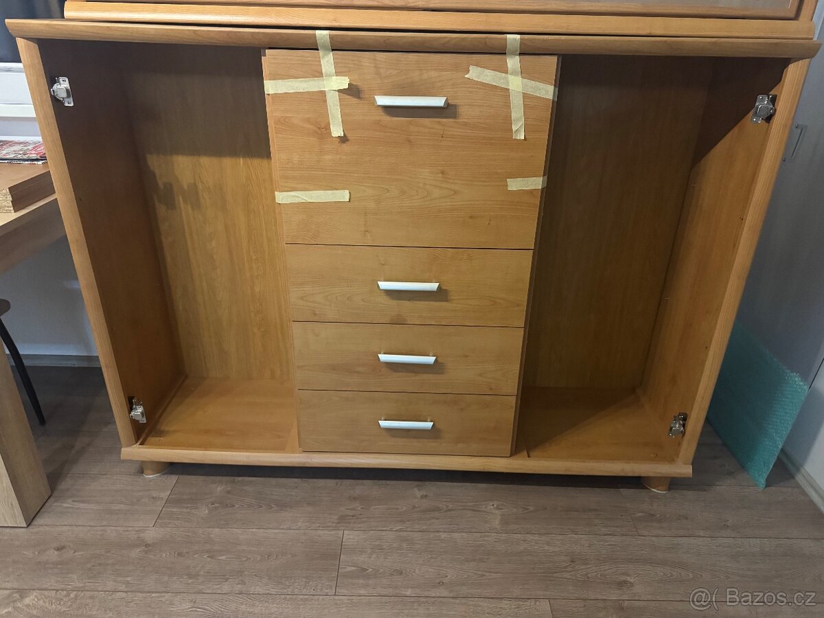 Větší komoda s úložným prostorem - 2