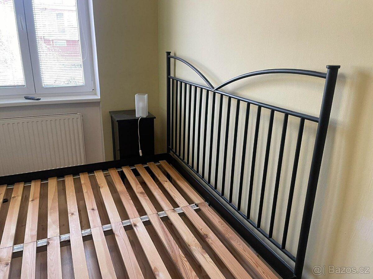 Kovová černá manželská postel - 2