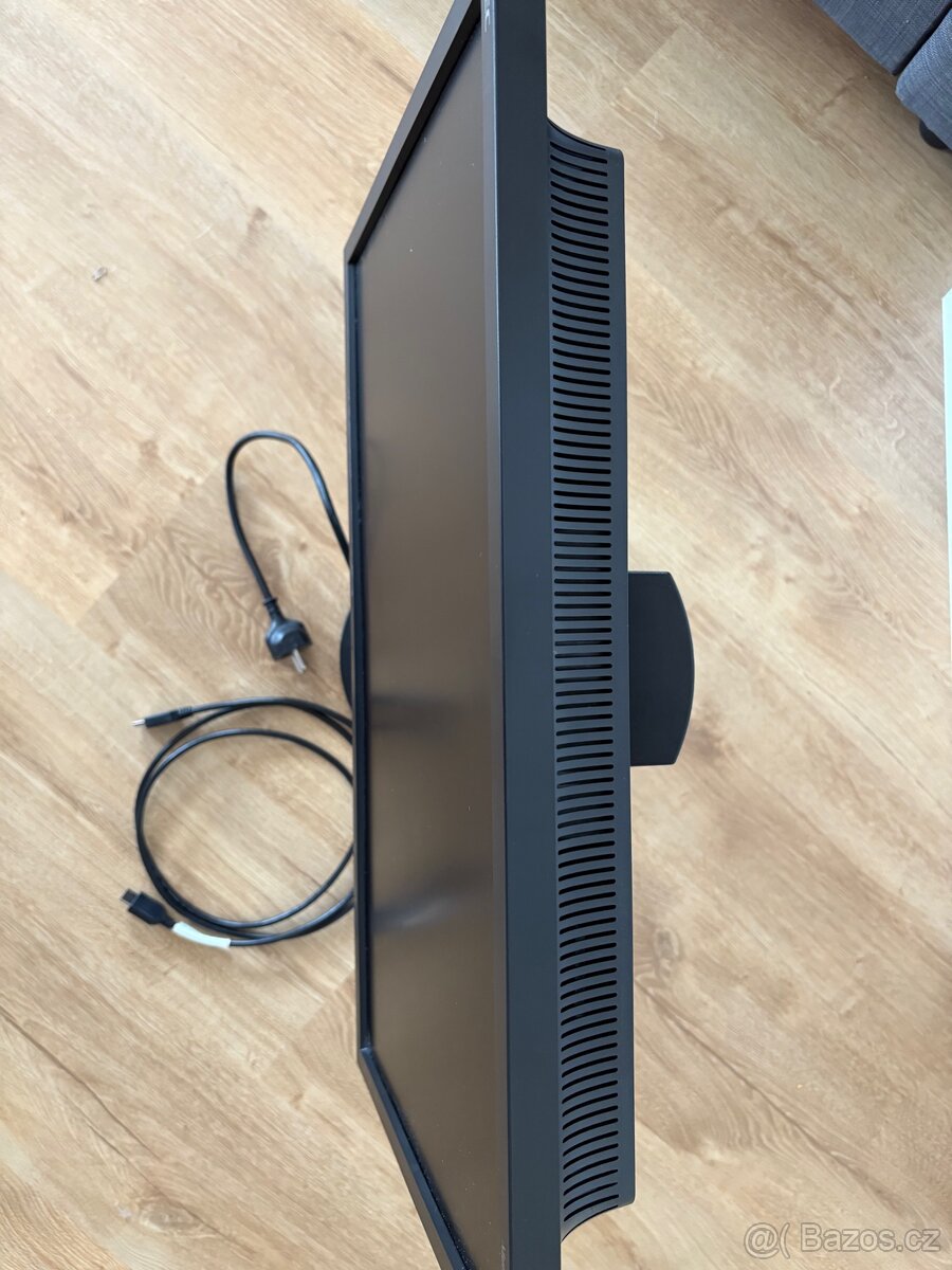 Monitor s komplet prislusenstvim - 2