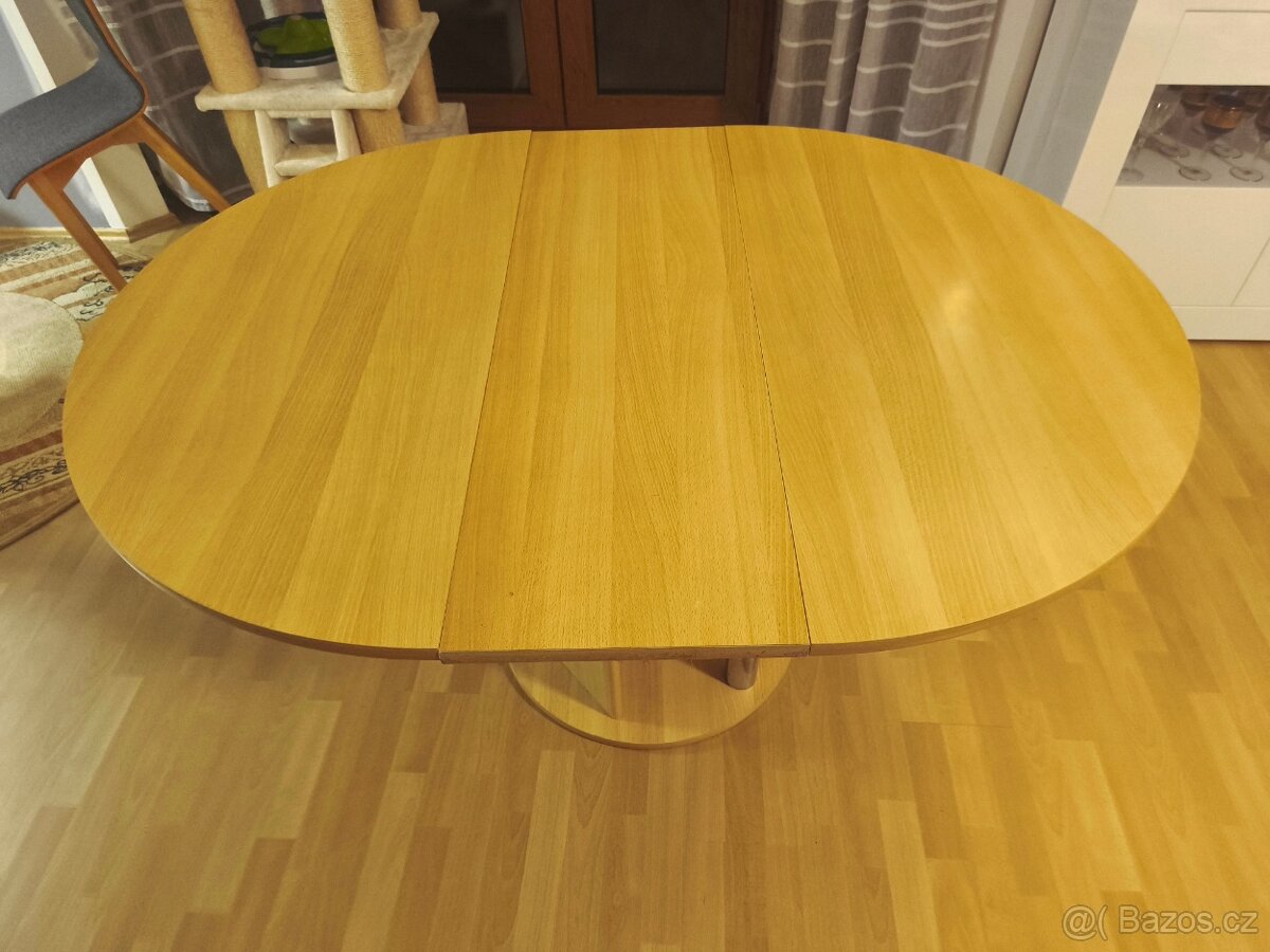Prodám rozkládací kulatý kuchyňský stůl a 4 dřevěné židle. - 2