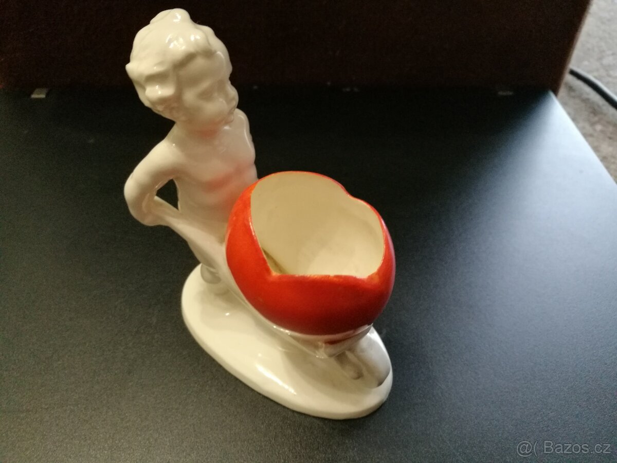 prodam dve porcelanove figurky putto se srdickem - 2