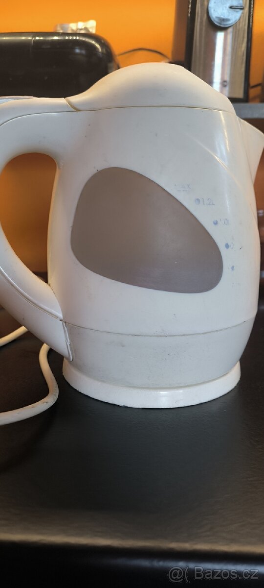 Starší rychlovarná konvice - 2