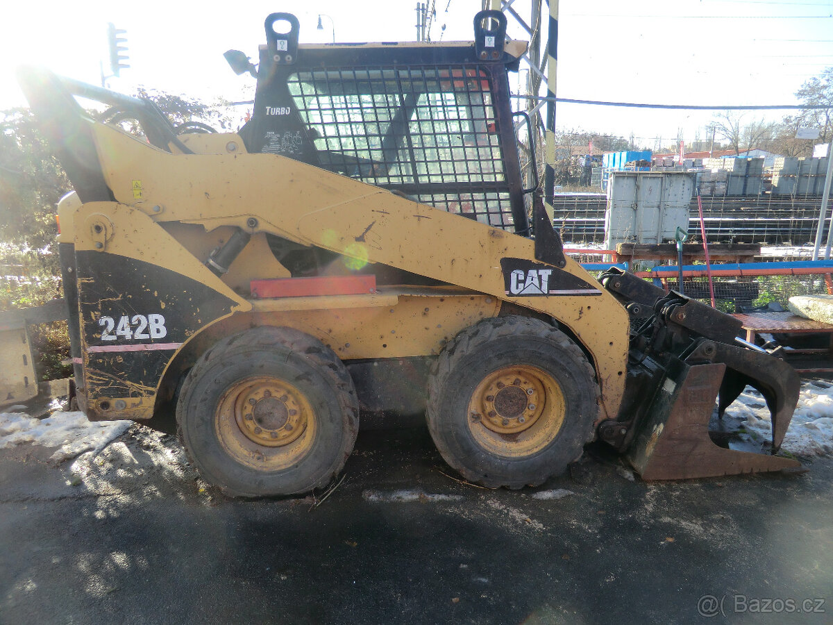 Caterpillar, 242B VČETNĚ PŘÍSLUŠENSTVÍ - 2