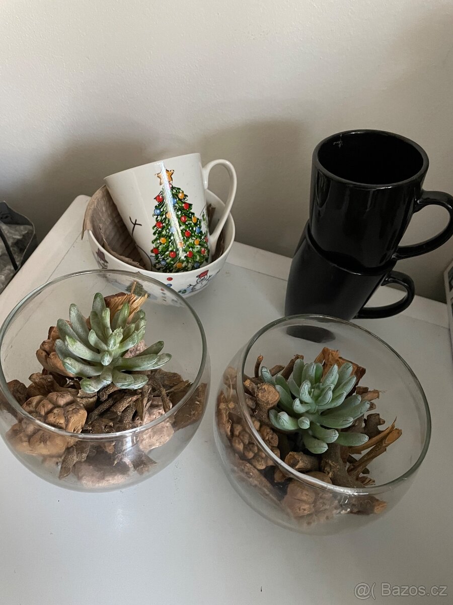 Uklid kumbalu: hrnky,misky,dekorace - 2