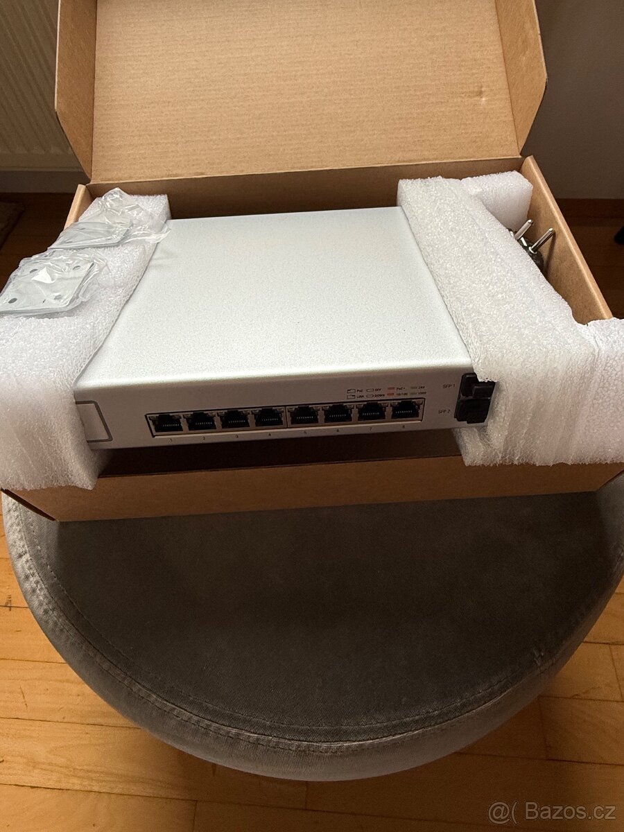 Ubiquiti switch 1xUS-8-150W a 2x US-8-60W - 2