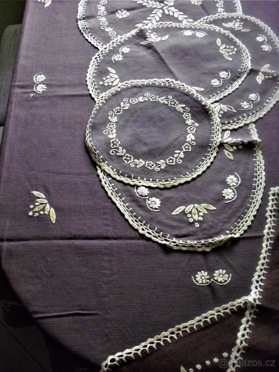 Ručně vyšívaný ubrus + 7 deček. - 2
