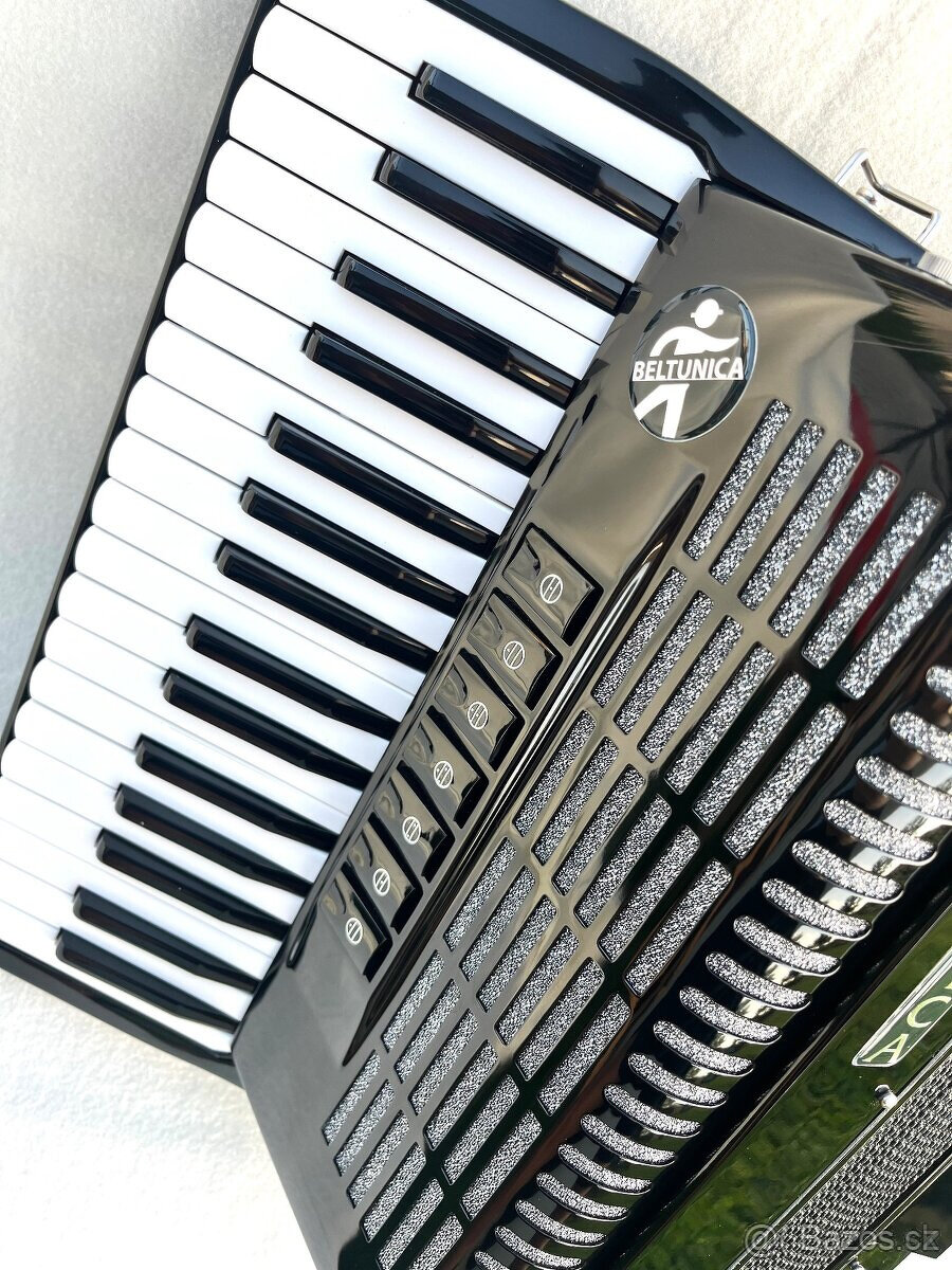 Nový akordeón BELTUNICA VIVALDI 80 basový- čiernej farby, kr - 2
