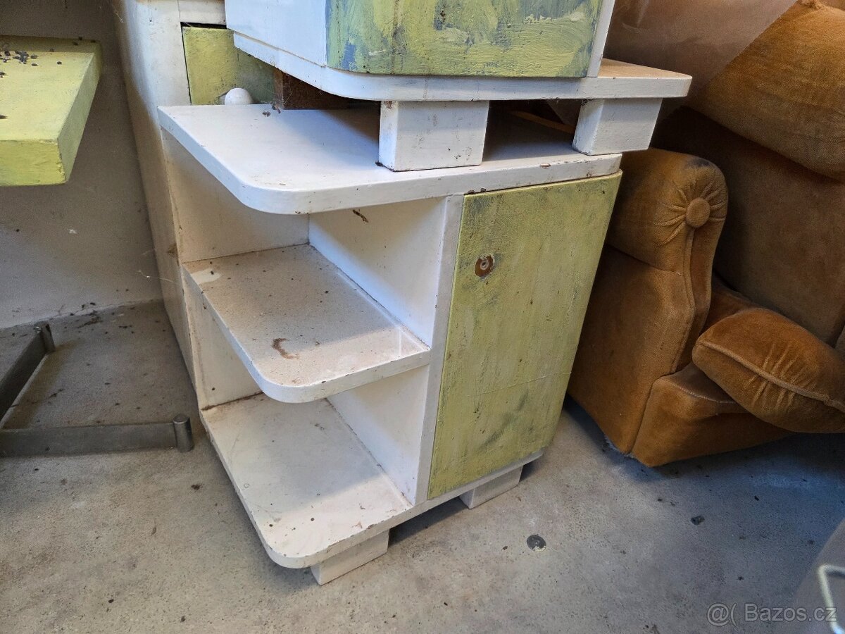 Masivní nábytek ložnice - 2