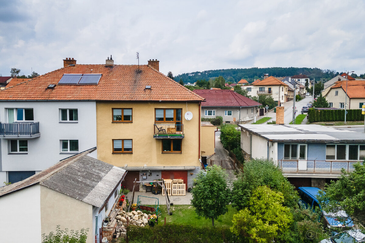 Rodinný dům 6+2 s 2 garážemi - 2