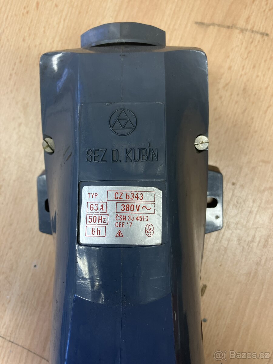 Nástěnná zásuvka s vidlicí - 2