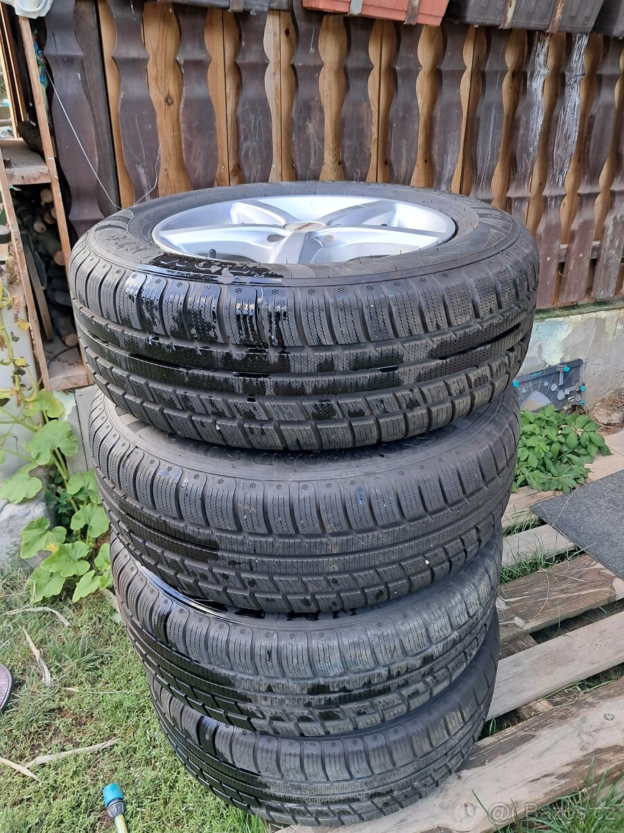 Zimní pneu 215x65 R16 + disky - 2