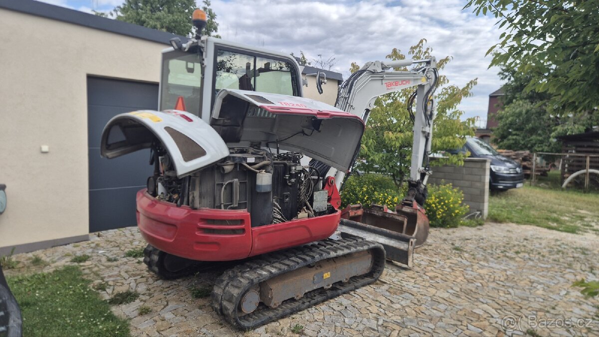 Takeuchi TB 240 powertilt centralni mazani.. - 2