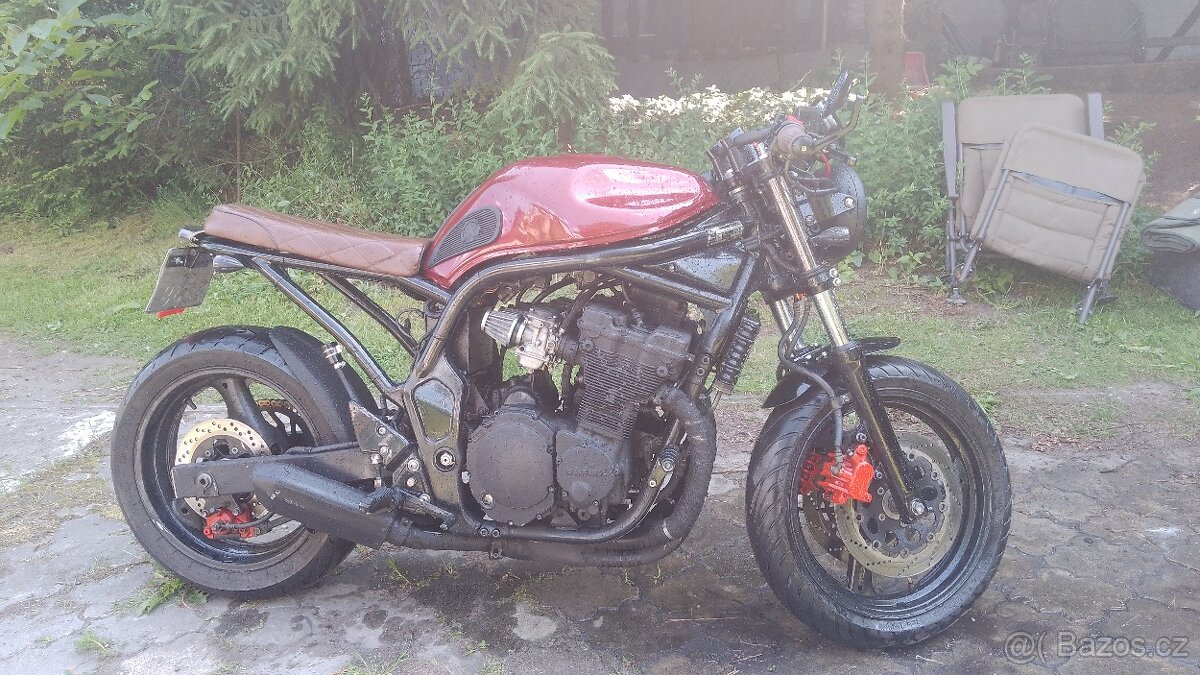 Podam Suzuki 600 cafereiser - 2