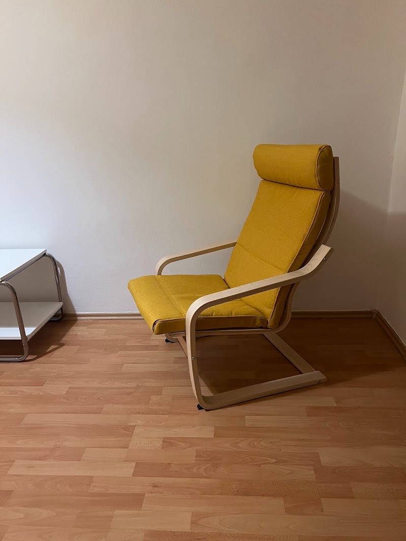 Nové křeslo Poang se zlutým sedákem - 2