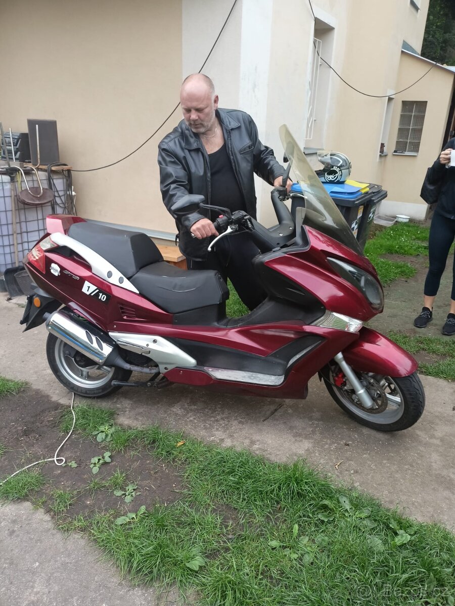 Skůtr Jonway 125 GTS - 2