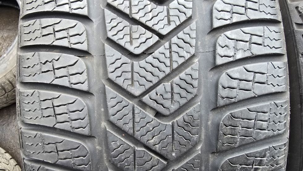Zimní pneu 245/45/19 Pirelli - 2