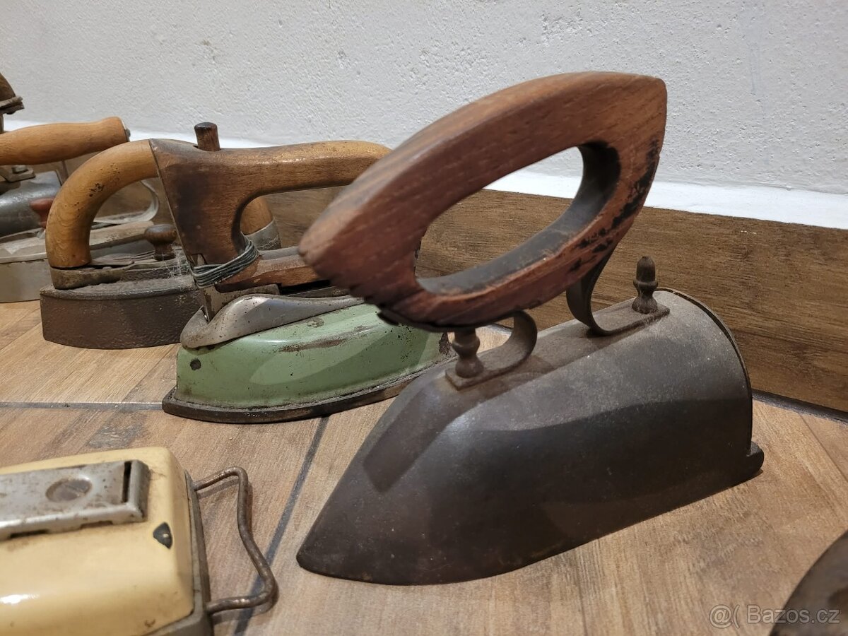 Staré žehličky a dózy - 2