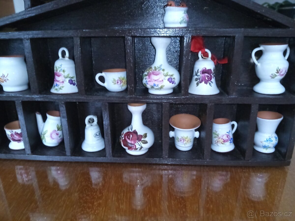 Polička a keramické miniatury - 2