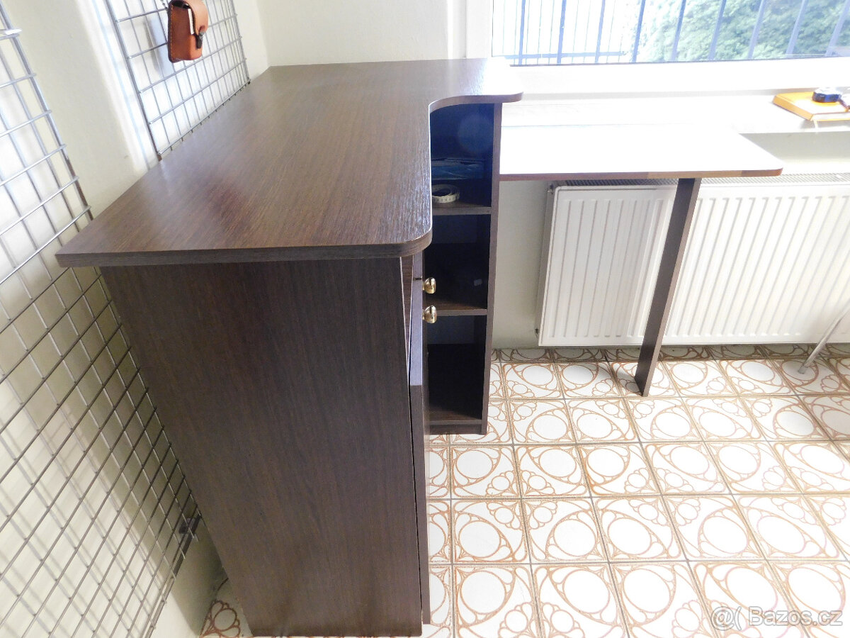 Stůl rohový se skříňkou a policemi - 2
