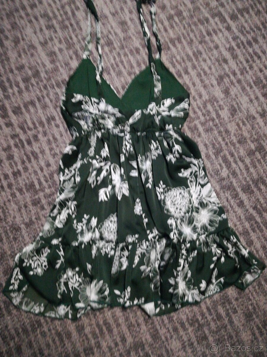 Zajímavé šaty s květy a volánky - 2