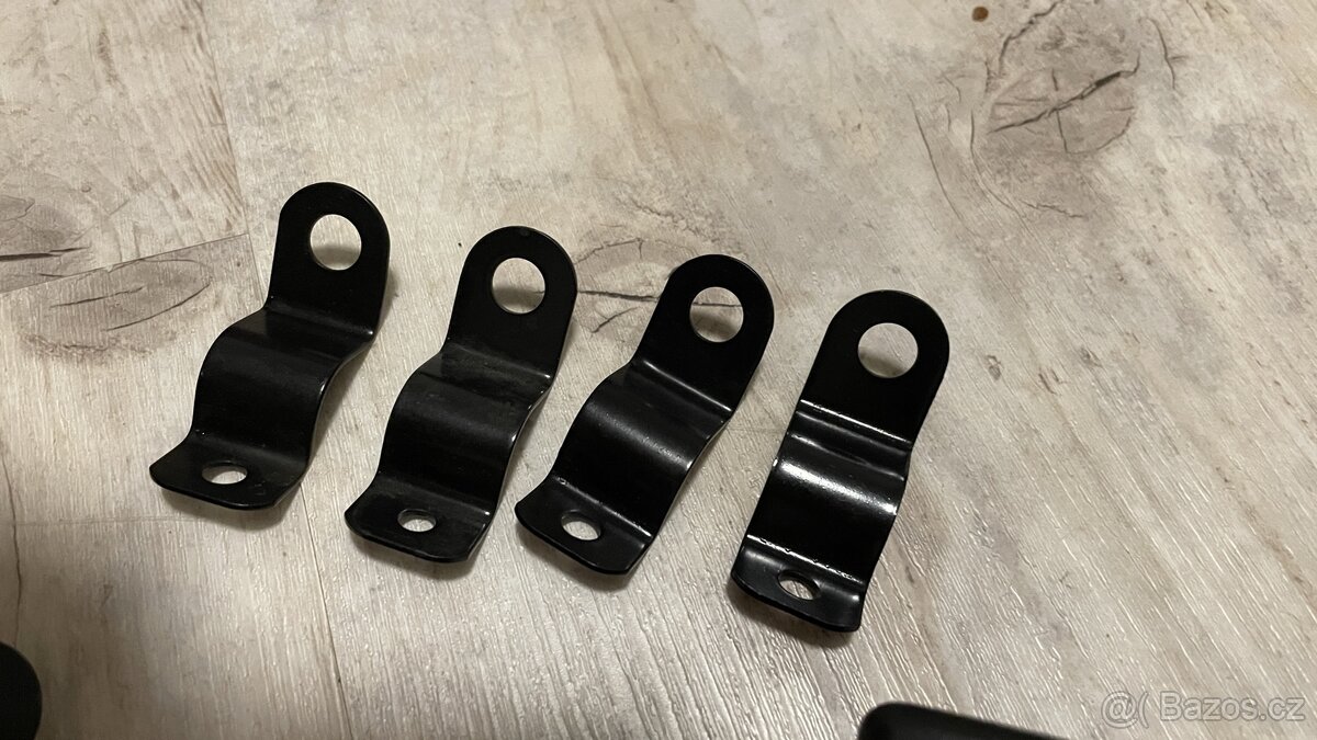 Prodám boční výklopná okna Trabant + nové panty - 2