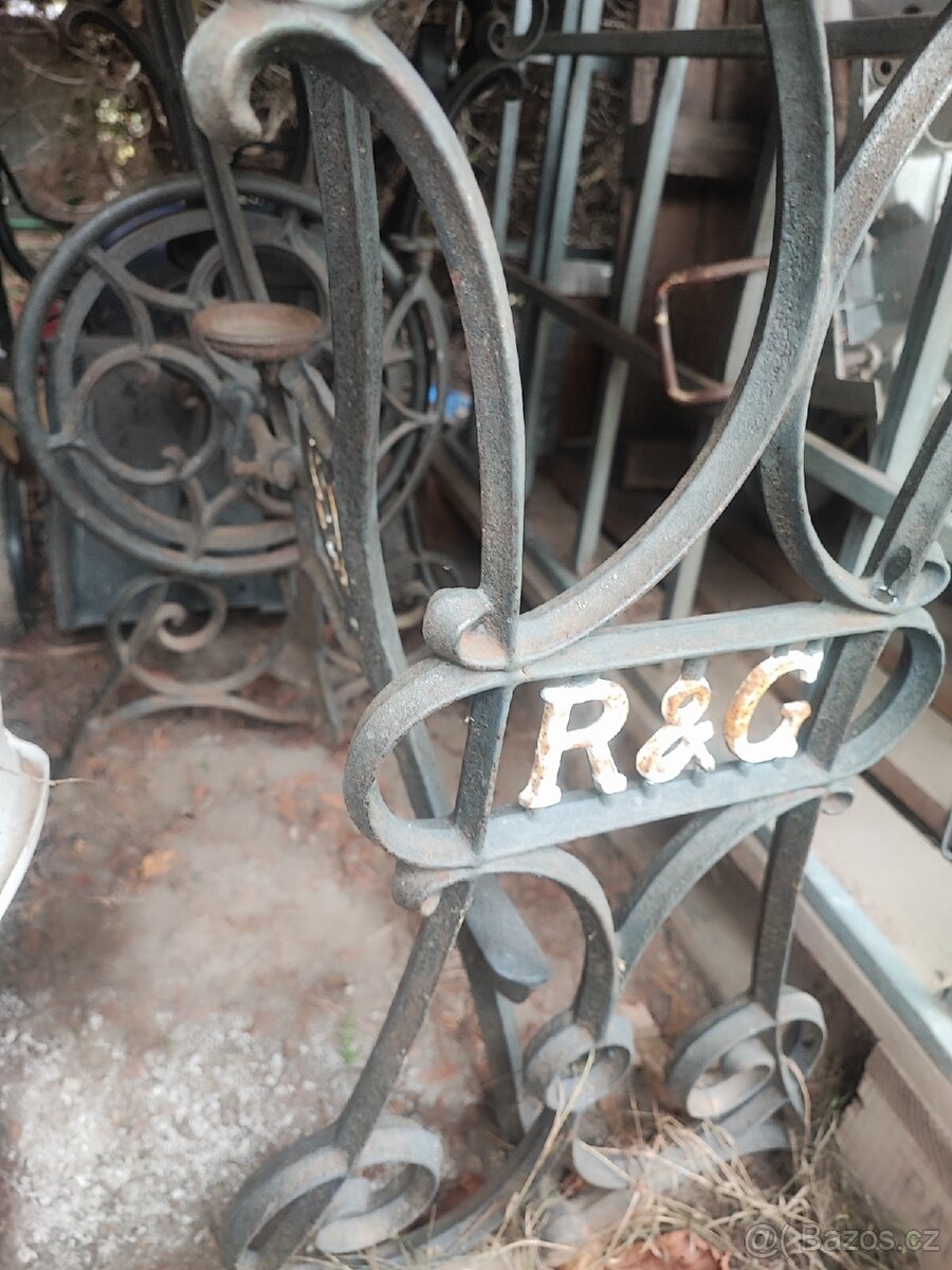 Šicí stroj podstavec retro - 2