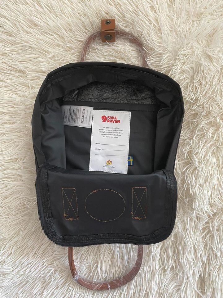 Batohy Fjällräven Kanken černý s hnědými prvky 7L - 2