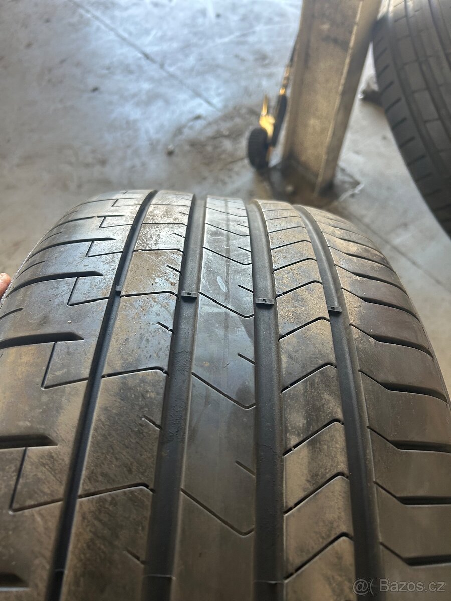 275/40 R20 - 2