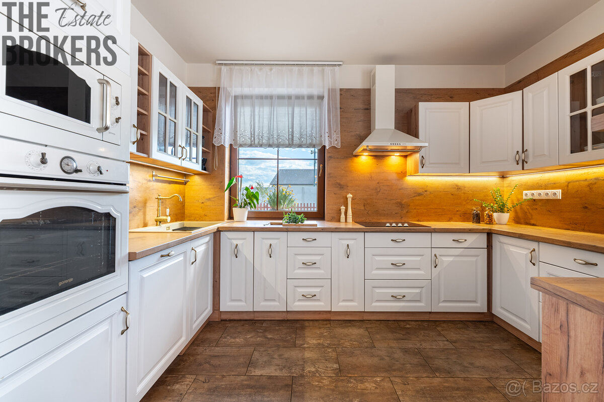 Prodej rodinného domu s novou fasádou, 6+kk, pozemek 956 m2, - 2