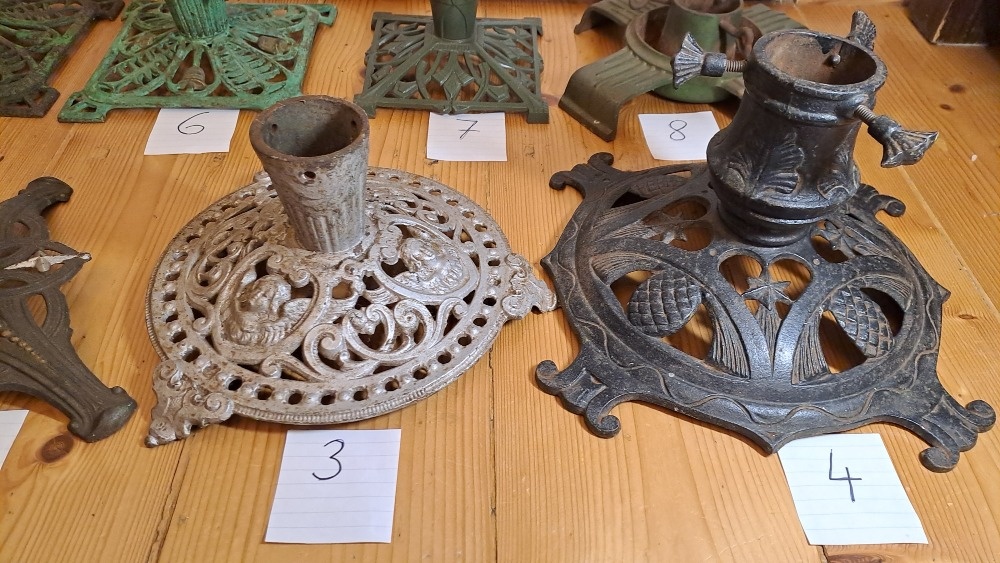 STARÉ VÁNOČNÍ LITINOVÉ STOJÁNKY 8 kusů - 2