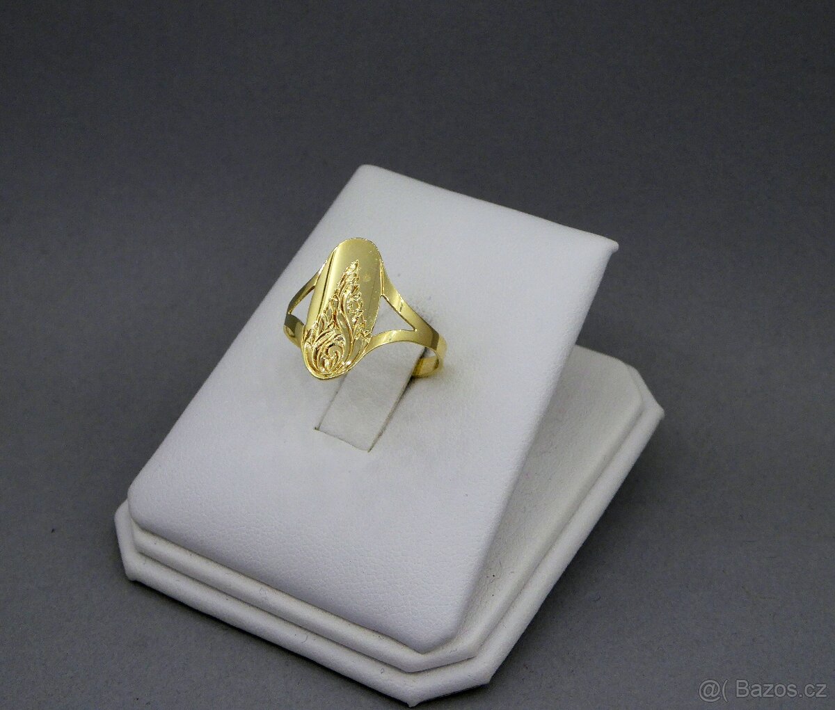 Zlatý prsten se zdobenou ploškou - 2