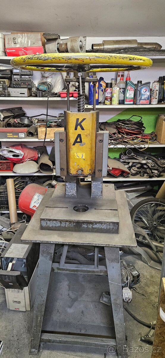 Vřetenový lis volantový - 2