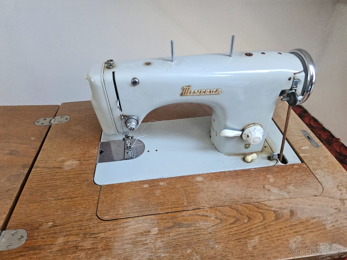 Retro šicí stroj - 2