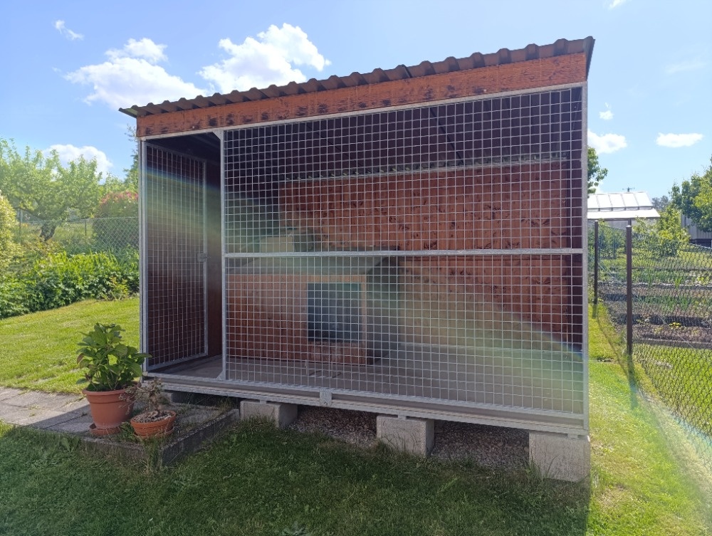Prodám kotec včetně boudy - 2