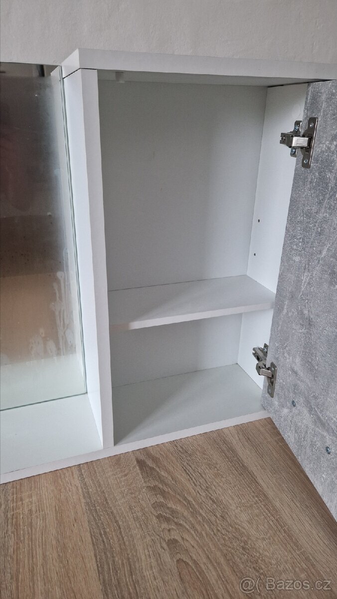 Skříňka se zrcadlem - 2