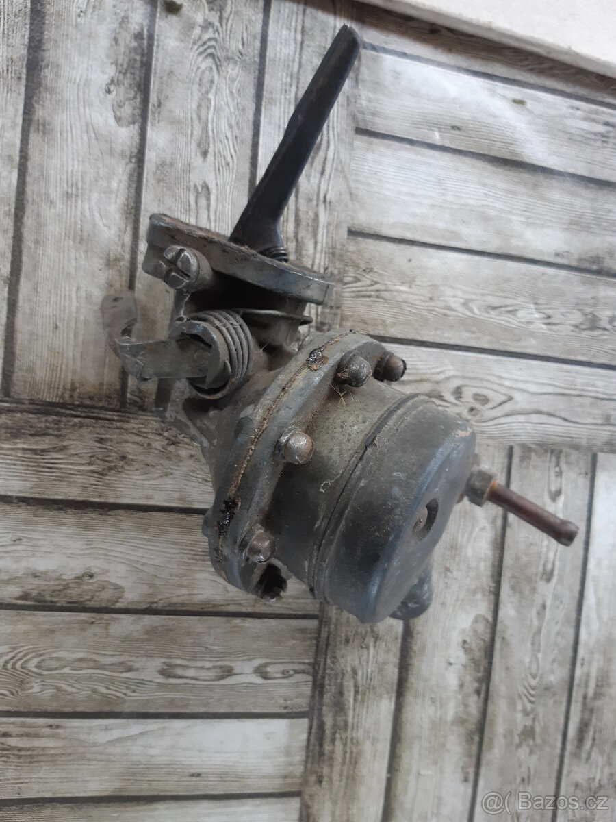 UAZ, Volha - benzinové čerpadlo - 2