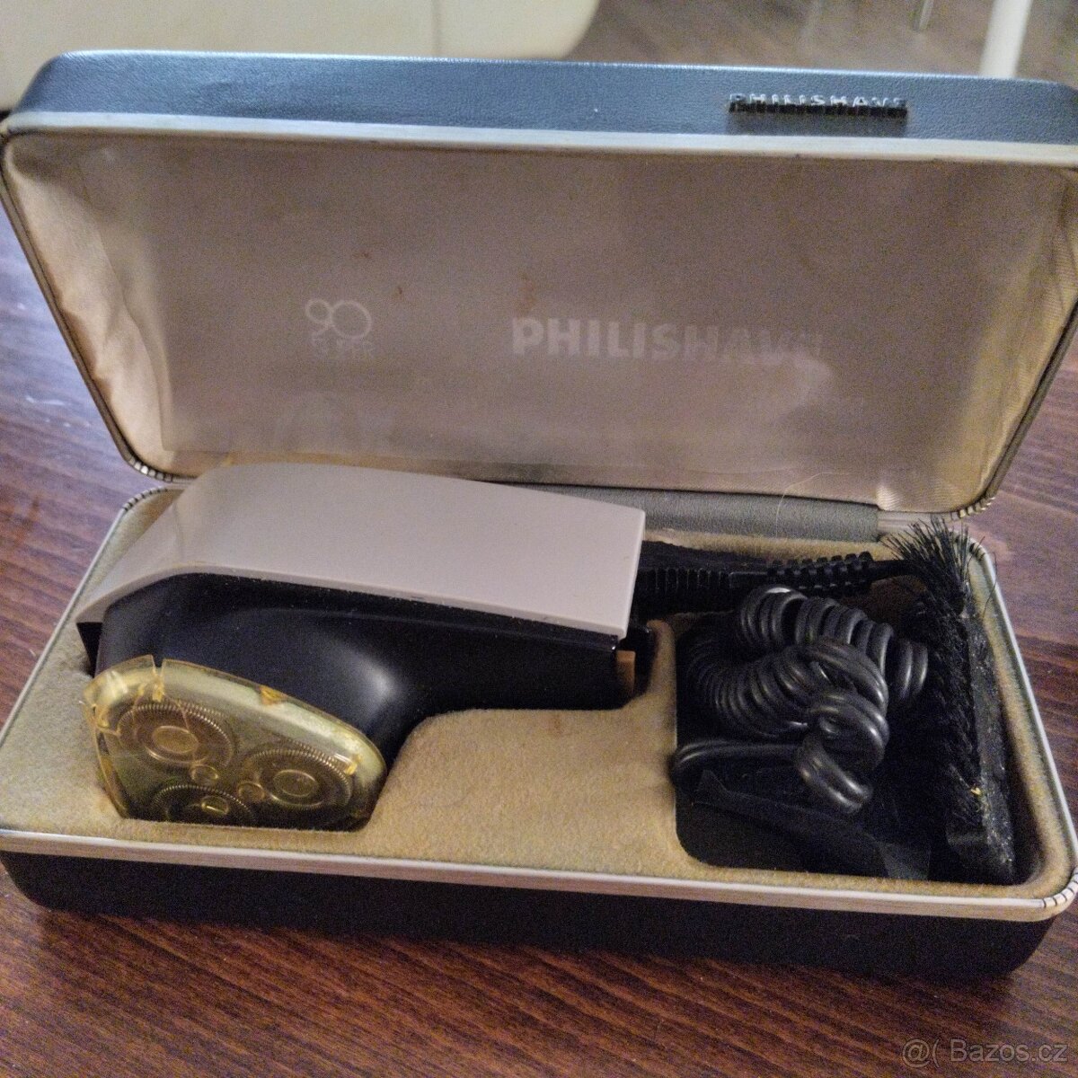 Holící strojky Braun Gillete a Philishave - 2