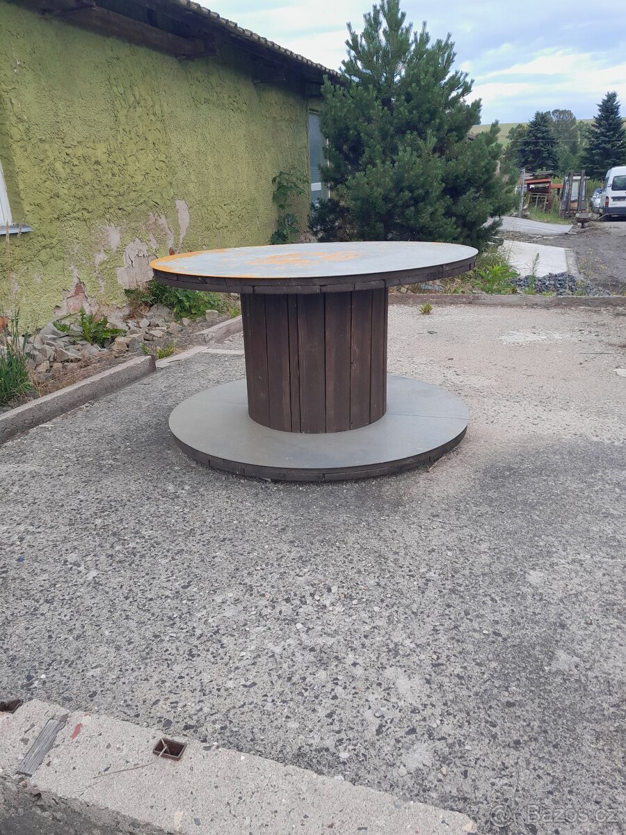 Zahradní stůl z cívky na kabel - 2