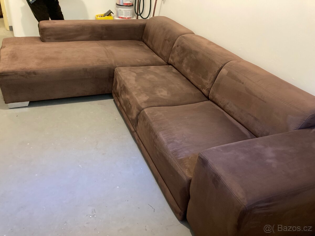 Rohový rozkládací hnědý gauč - 2